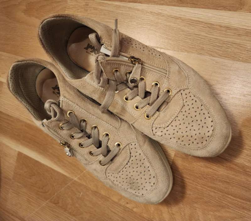 Ljósir skór nr. 42