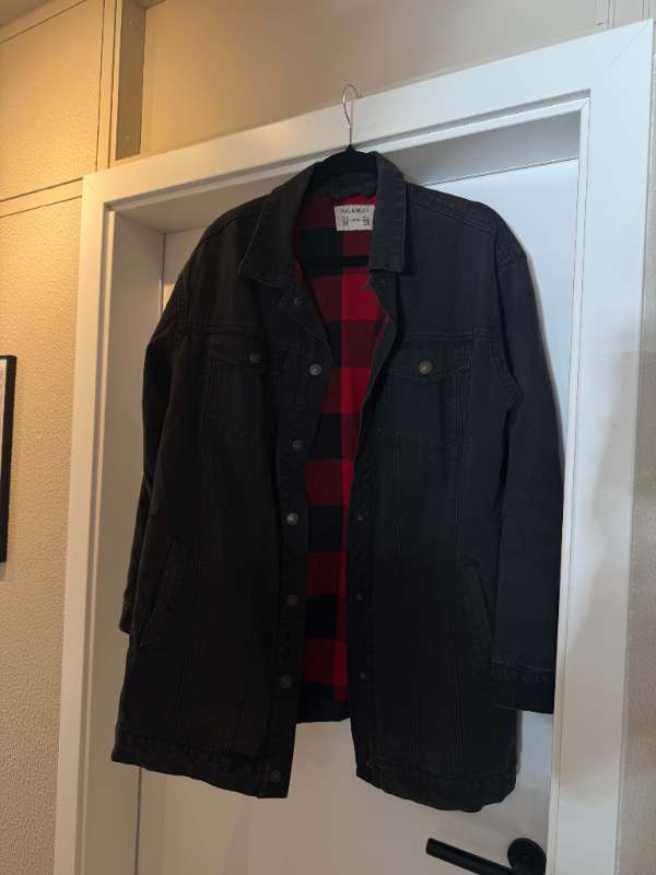Pull&Bear gallajakki - svartur