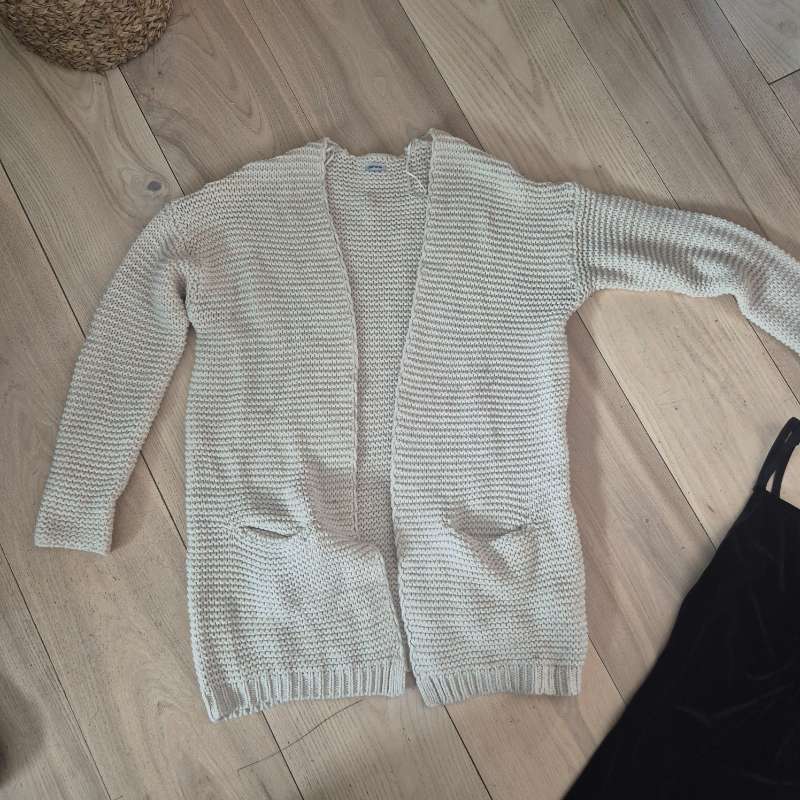 Beige knit golla