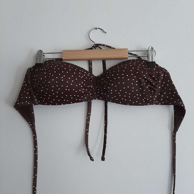 brúnn bikinitoppur