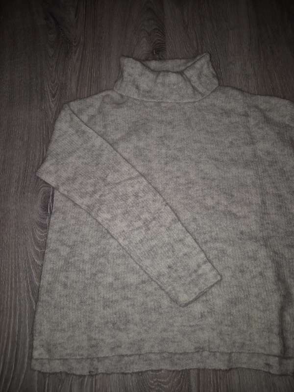 Grá rúllukraga ullarpeysa