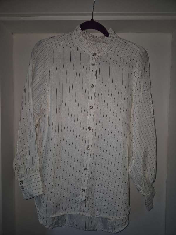 Hvít skyrta m/ röndum