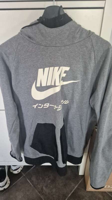 B NIKE