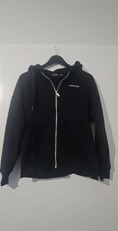 Rennd hettupeysa svört