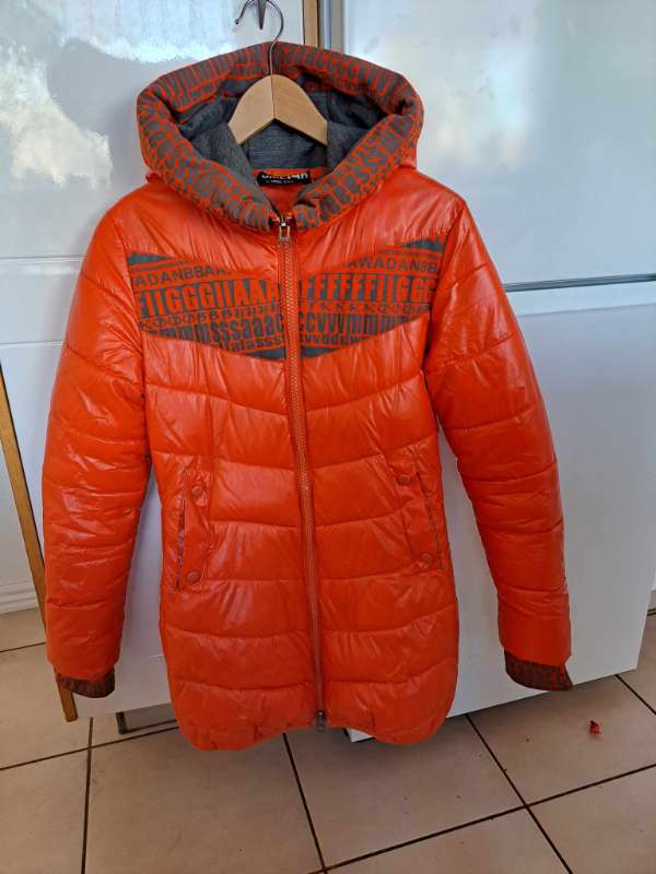 Orange úlpa