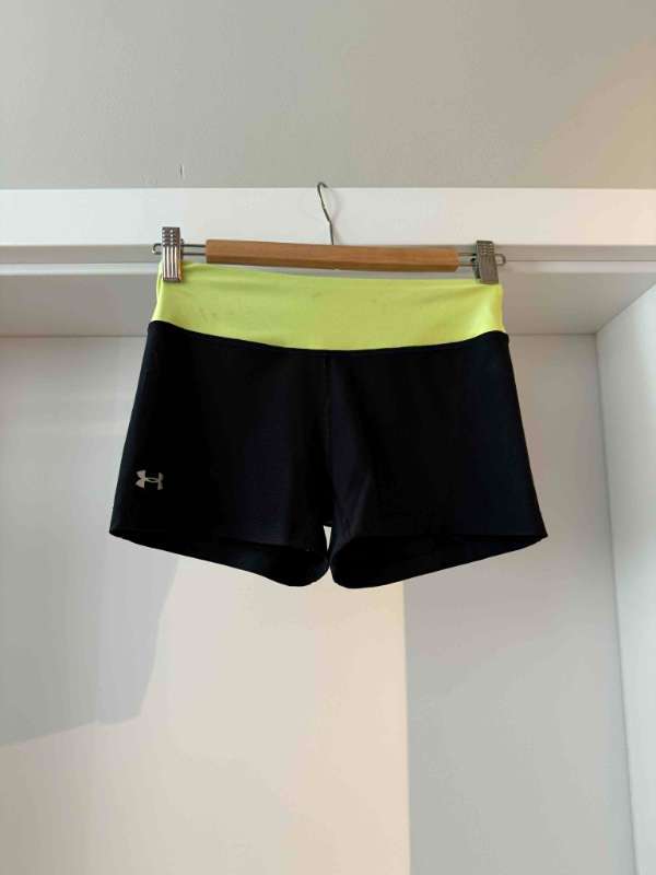 Under armor stuttbuxur með gulum streng