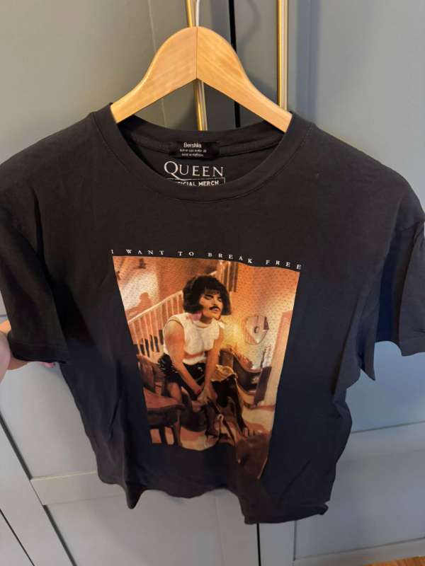 Queen LÍTIÐ GAT Á BAKI
