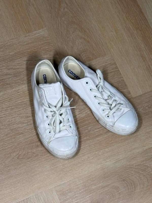 Hvítir lágir Converse úr leðri.