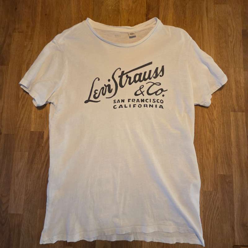 Levis bolur
