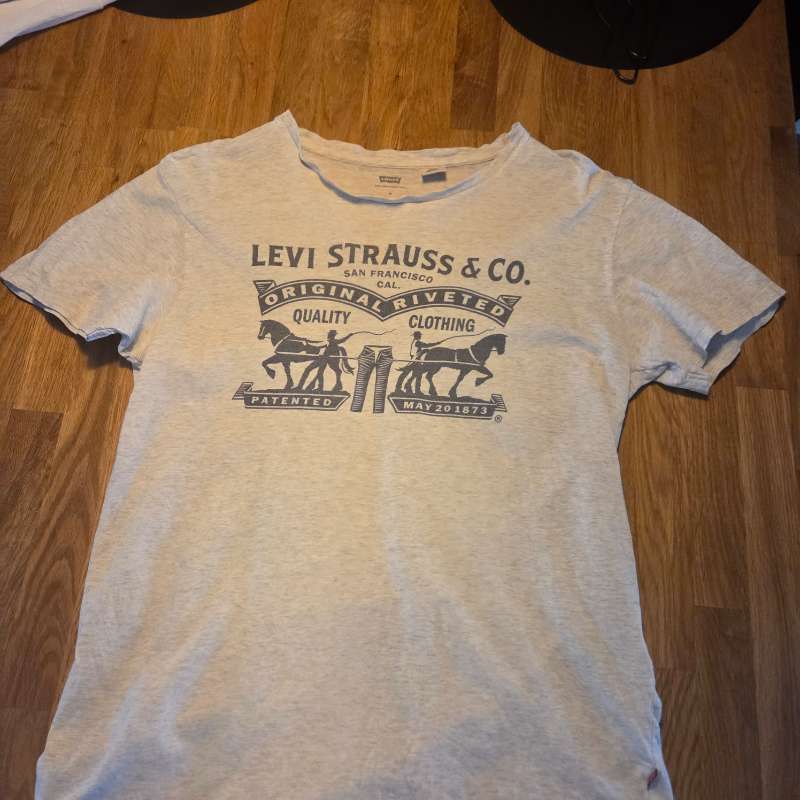 Levis bolur
