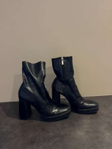 Bershka svört boots