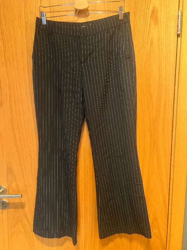 GINA TRICOT RÖNDÓTTAR BUXUR