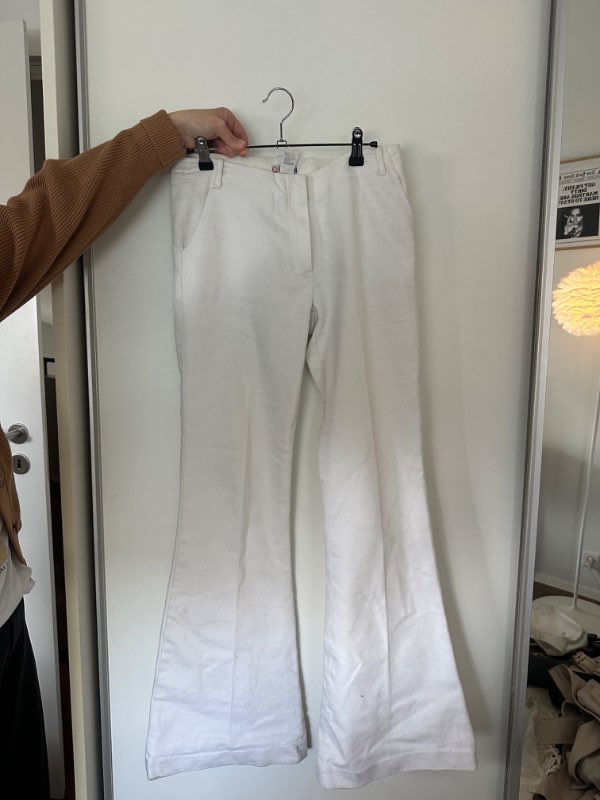 Hvítar bootcut gallabuxur