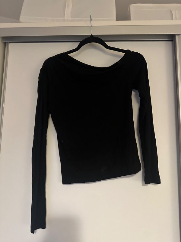 Na-kd off-the-shoulder
