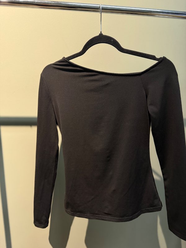 By Swan Off Shoulder Peysa