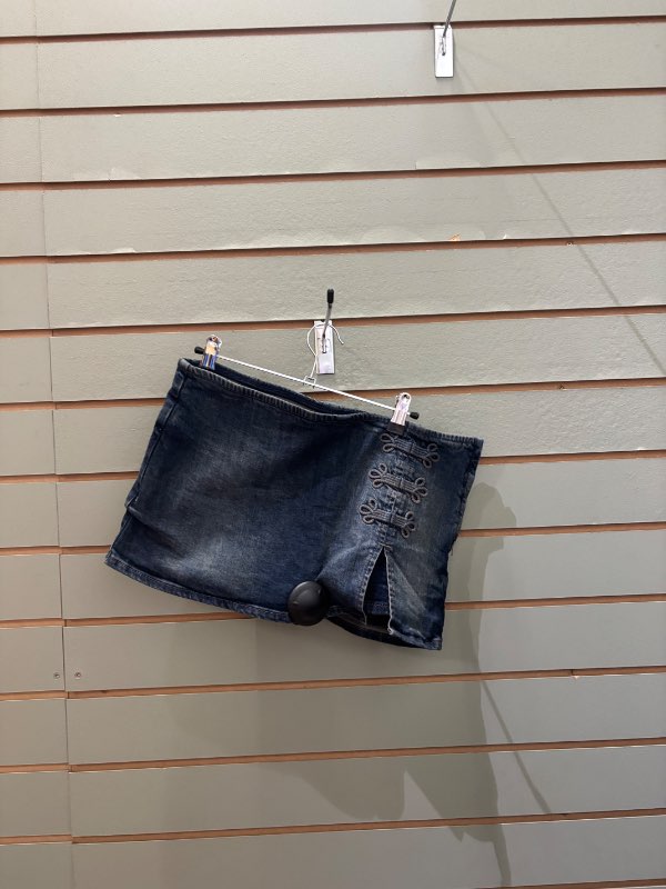 Urban Outfitters galla pils
