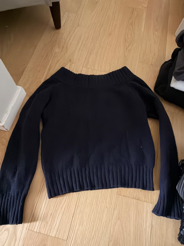Brandy melville off shoulder peysa