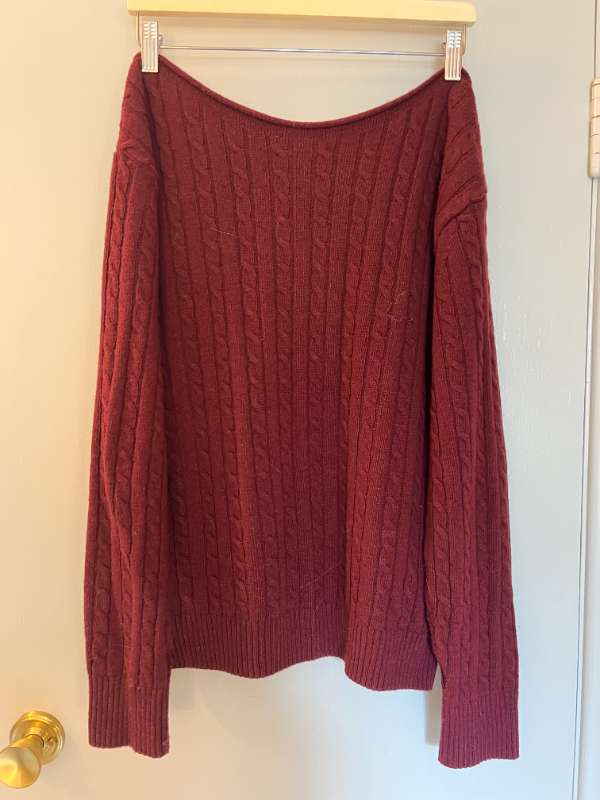 Subdued off shoulder peysa
