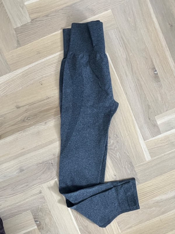 Dökkgráar ræktarbuxur leggings