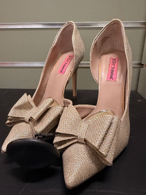 Betsey Johnson gylltir hælaskór (8 cm)