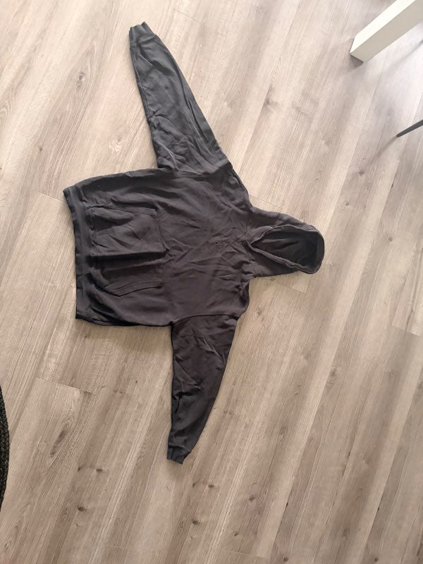 Svört boss peysa