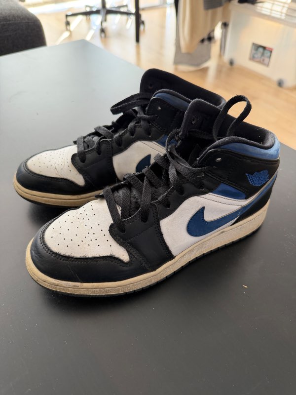 AirJordan, uppháir strigaskór. hvítir&bláir