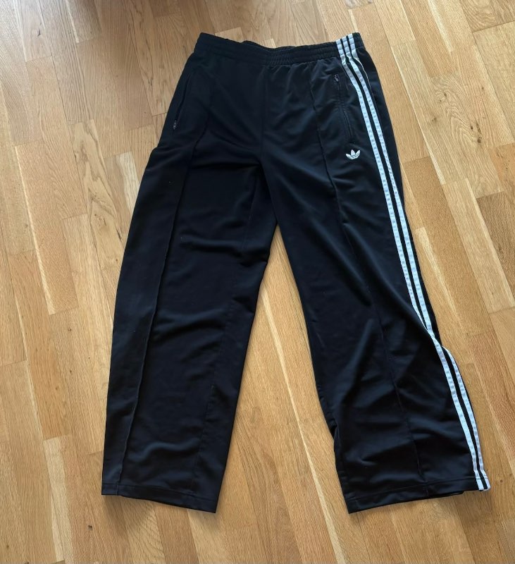 Svartar adidas buxur