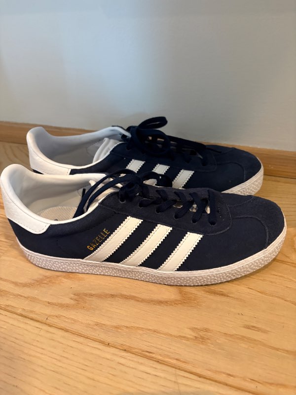 Adidas dökkbláir gazelle skór