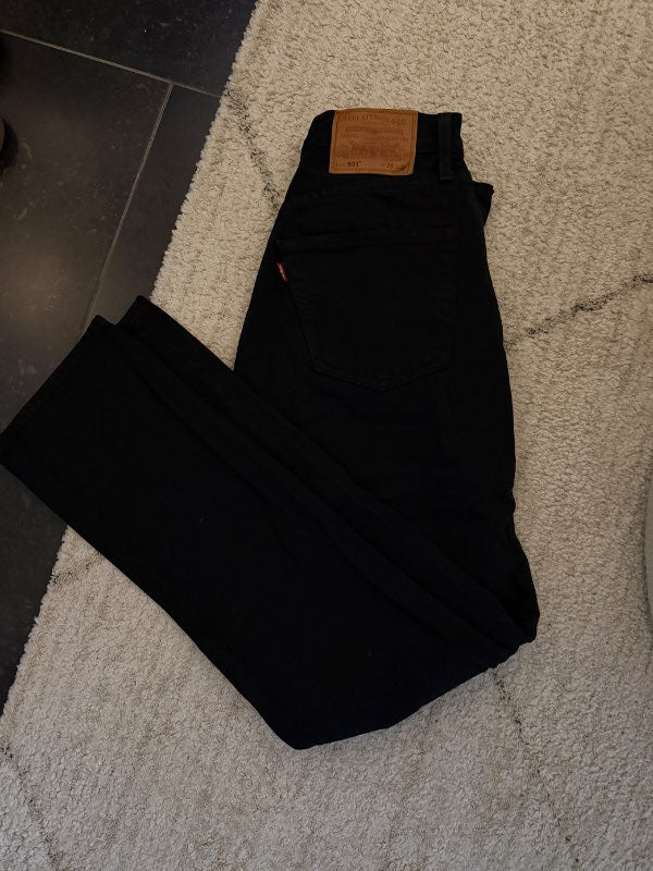 Levis svartar buxur