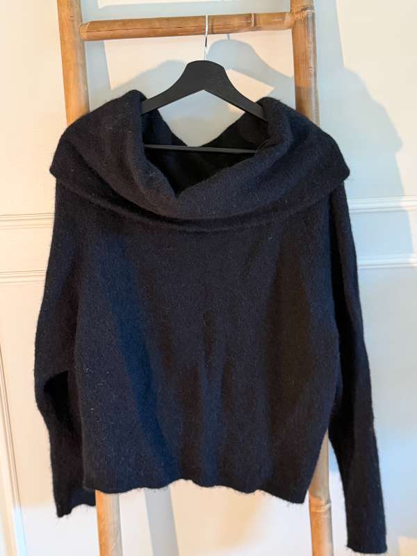 Zara off shoulder peysa