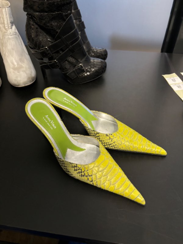 Neon leður kitten heels