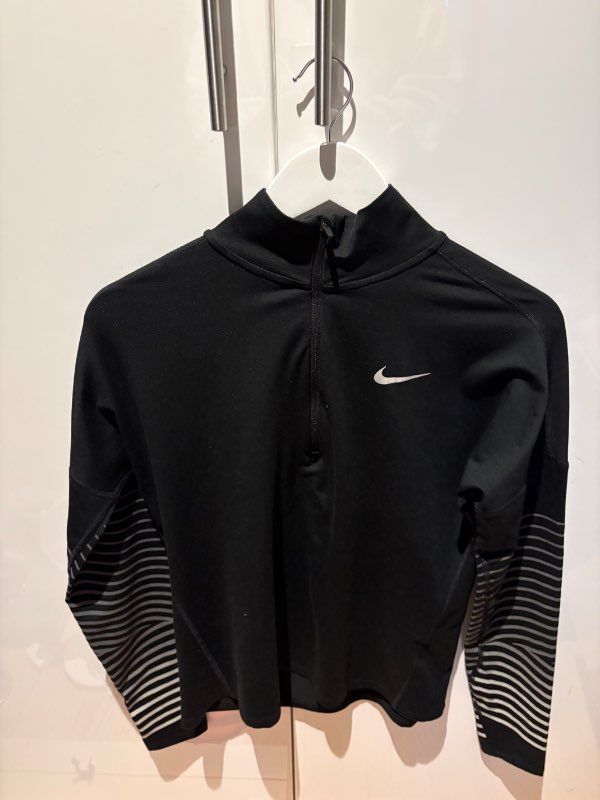Nike peysa