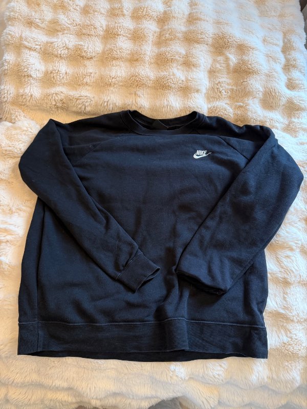 Nike svört crewneck