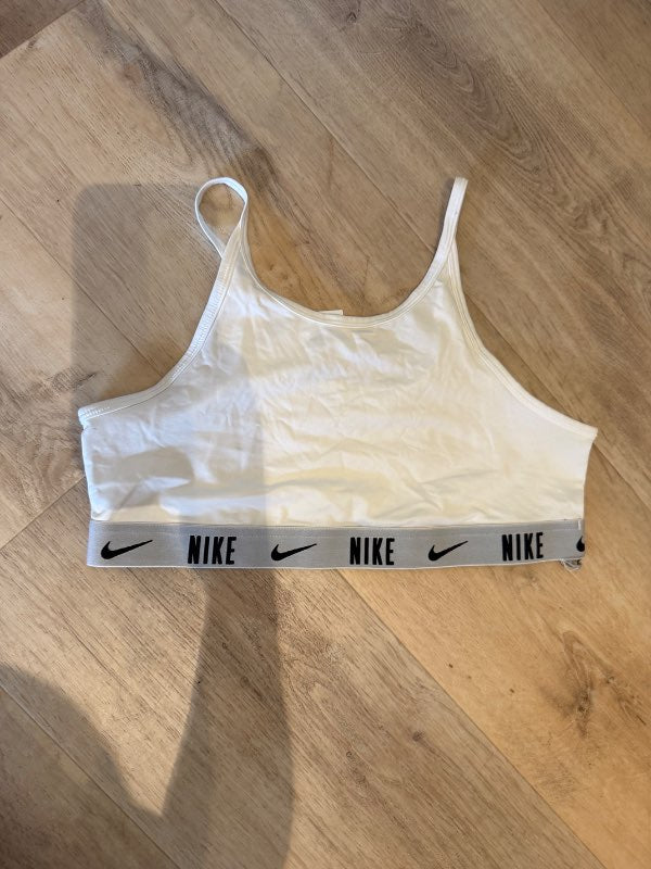 Hvítur toppur Nike