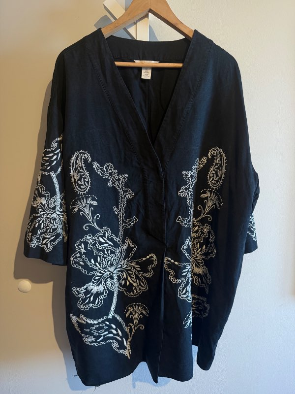 H&M svört bróderuð mussa