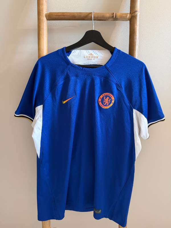 Blá Chelsea treyja