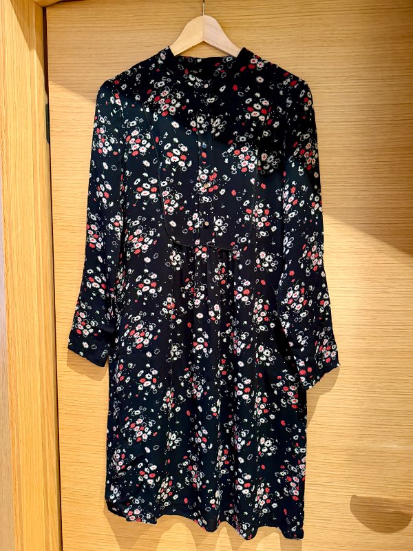 Gerard Darel kjóll svartur m/rauð og hvít blóm