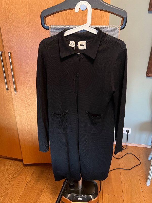 DKNY svört peysa