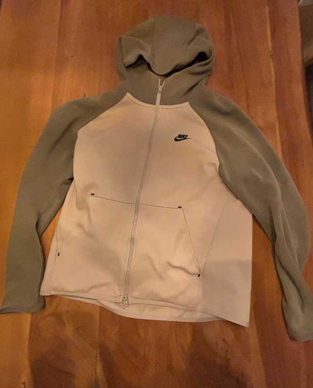 Nike tech peysa