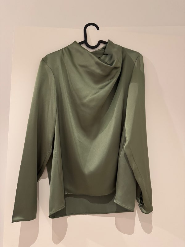 -Græn satin blússa