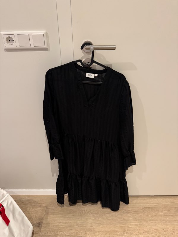 -Svartur víður síðerma kjóll