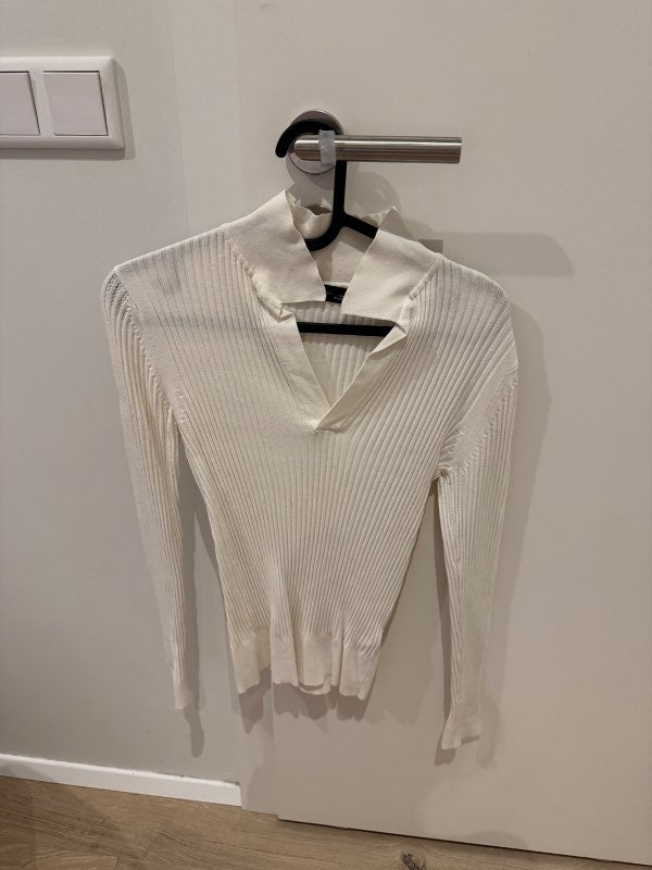 -Hvítur síðerma bolur með kraga