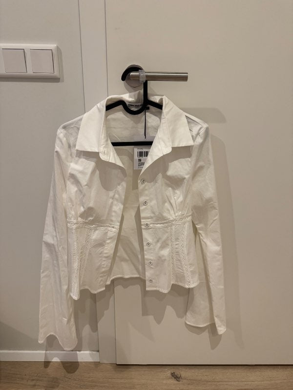 -Hvít skyrta blúndu detail