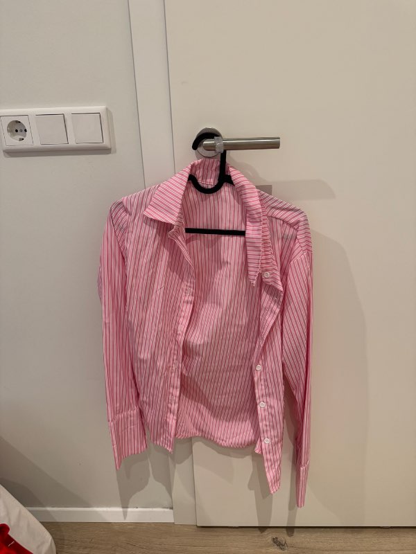 -Bleik hneppt skyrta