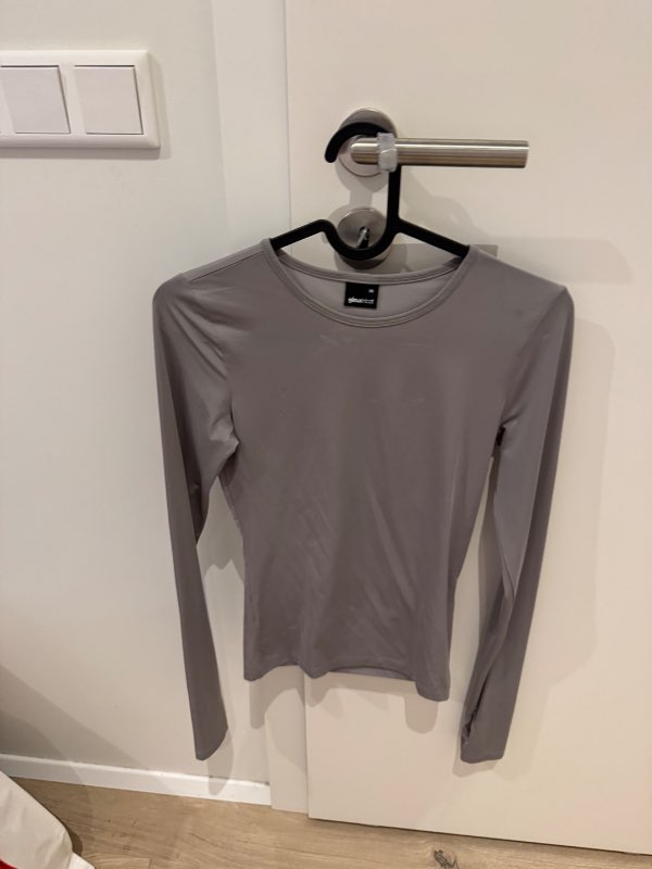 -Grár síðerma bolur Gina