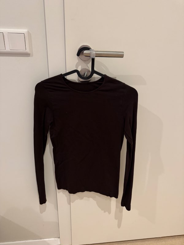 -Brúnn síðerma bolur