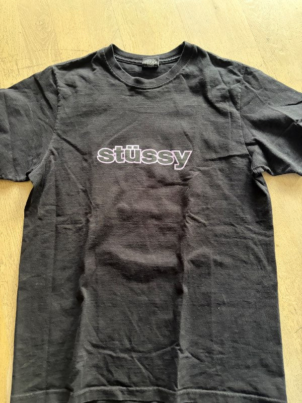 Svartur Stüssy bolur