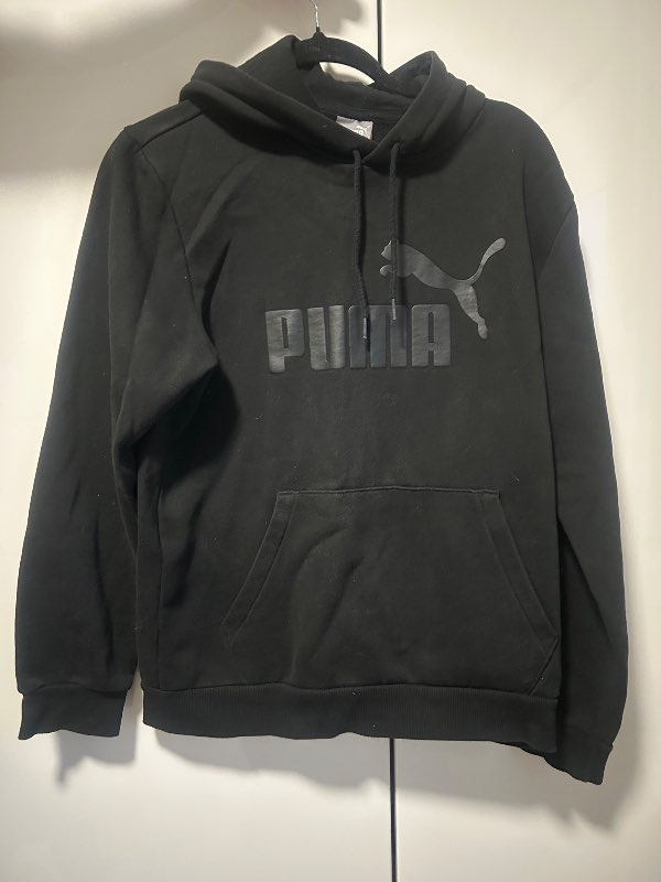 Svört Puma Peysa