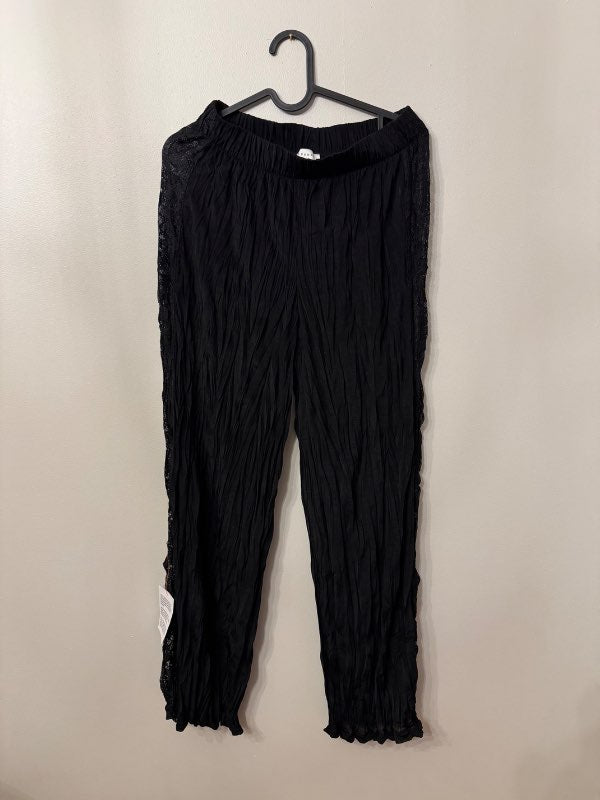 Buxur með blúndu á hliðum