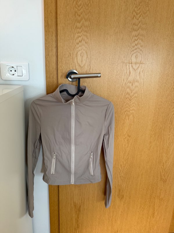 Brún íþróttapeysa